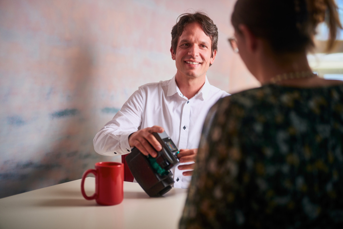 Mitarbeiter des Unternehmens Fritz in Offenburg erklärt einer Kundin ein technisches Gerät bei einem Beratungsgespräch