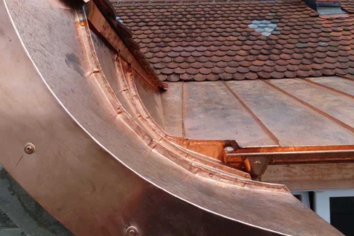 Blick auf ein mit Blech verkleidetes Dach