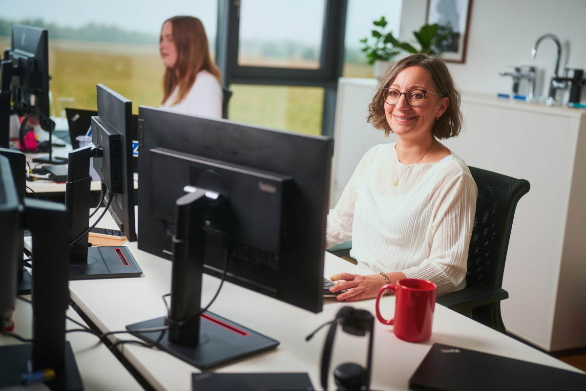 Mitarbeiterinnen von Fritz bei der Arbeit im Büro