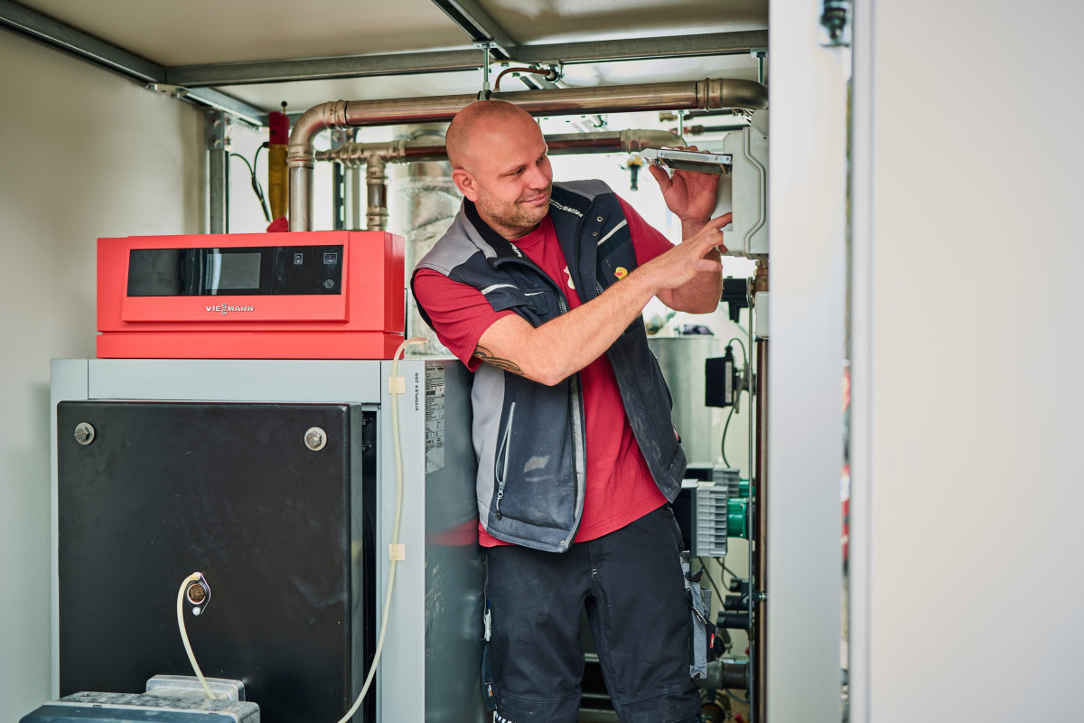 Techniker von Fritz arbeitet an einer Anlage